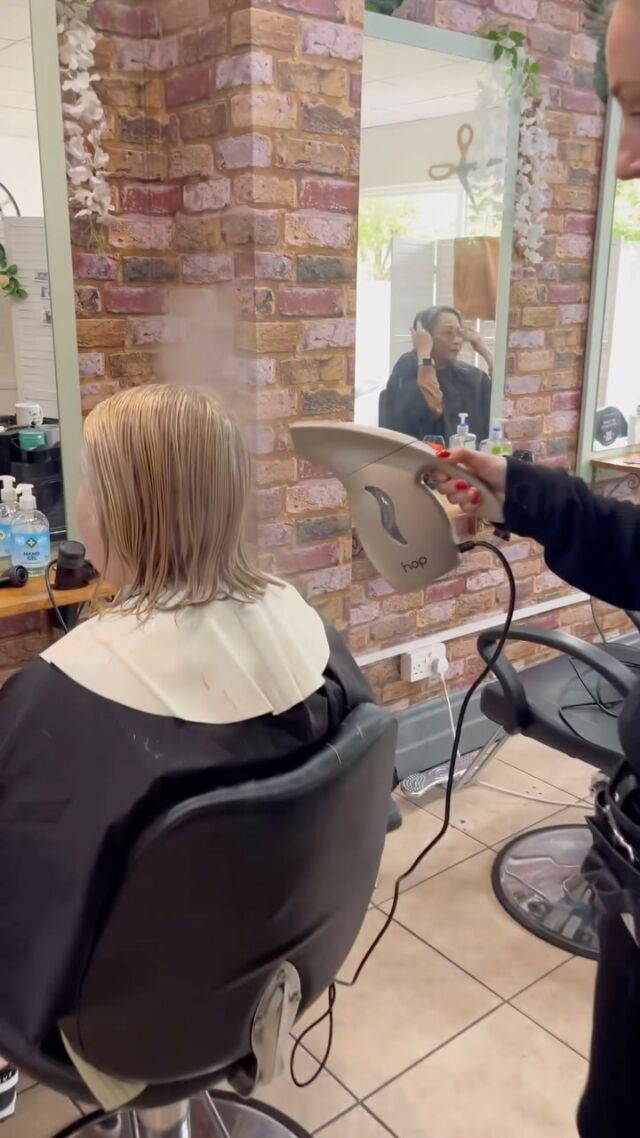 Smoothing steam treatment 😌 @katiealicehairdressing 
Benefits 
⚪️ improves softness
⚪️defrizz 
⚪️provides intense hydration 
@montibello_wales 
@montibelloukofficial 
@montibello_uk 

#smoothingtreatment #cardiffsalonhair #montibello #blowdry #cardiffhairsalon #blondehair #luxury #treatyourself #antifrizztreatment #cardiffhairdresser #waleshairstylist #may #2024